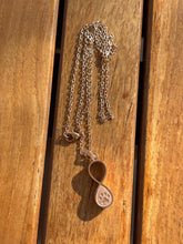 Load image into Gallery viewer, Collier symbole infini urne