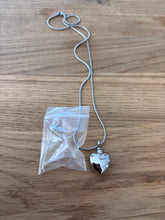 Load image into Gallery viewer, Pendentif Funéraire Cœur - vue de côté