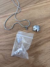 Load image into Gallery viewer, Pendentif Funéraire Cœur - vue du dessus