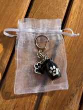 Load image into Gallery viewer, Porte clefs urne sur pochette