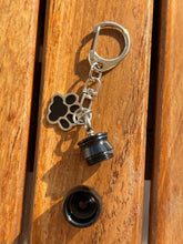 Load image into Gallery viewer, Porte clés urne patte chien ouverte