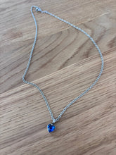 Load image into Gallery viewer, Collier Cinéraire Cœur Cristal Bleu - photo 2