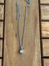 Load image into Gallery viewer, Collier Urne Pendentif blanc - photo 2