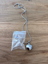 Load image into Gallery viewer, Pendentif Funéraire Cœur - photo 3