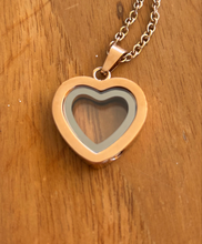 Load image into Gallery viewer, pendentif urne coeur gold