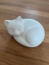 Load image into Gallery viewer, urne cendres chat blanche