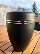 Load image into Gallery viewer, urne noir pour cendres