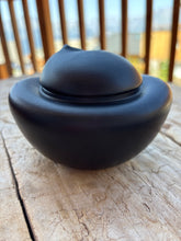 Load image into Gallery viewer, urne ceramique chat noire de dos