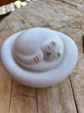 Load image into Gallery viewer, urne chat ceramique blanche