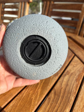 Load image into Gallery viewer, urne chat grise resine vue du dessous