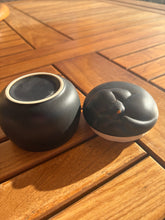 Load image into Gallery viewer, urne cineraire pour animaux noire