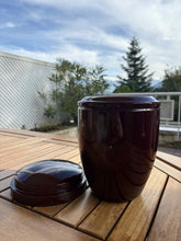 Load image into Gallery viewer, urne cineraire bordeau ouverte avec vue montagne