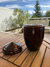 Load image into Gallery viewer, urne cineraire bordeaux mandalay avec couvercle