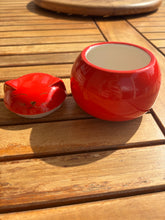 Load image into Gallery viewer, urne cineraire rouge pour chat ouverte