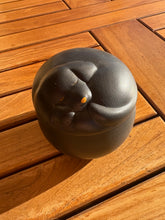 Load image into Gallery viewer, urne cineraire pour chien noire