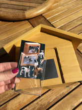 Load image into Gallery viewer, Urne cinéraire maison en bois avec emplacement photo