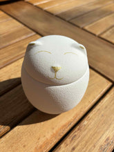 Load image into Gallery viewer, urne funeraire chat ceramique blanche