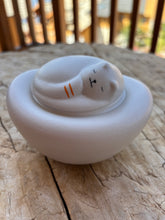 Load image into Gallery viewer, urne funeraire pour chat ceramique blanche