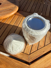 Load image into Gallery viewer, urne funeraire mandalay blanche emballee