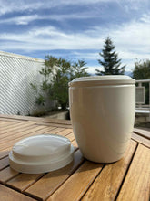 Load image into Gallery viewer, urne funeraire metal blanche avec couvercle