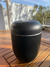 Load image into Gallery viewer, urne funeraire solide noire