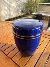 Load image into Gallery viewer, urne en métal bleu