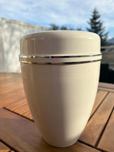 Load image into Gallery viewer, Urne Métal Œillet blanche - photo 2
