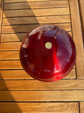 Load image into Gallery viewer, urne en métal rouge vue du dessus