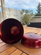 Load image into Gallery viewer, urne en métal rouge