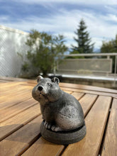 Load image into Gallery viewer, Urne Pour Hamster Figurine - photo 1