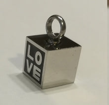 Load image into Gallery viewer, Pendentif funéraire : LOVE CUBE - vue de côté