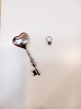 Load image into Gallery viewer, Cinerire Jewel Heart Key