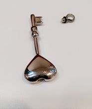 Load image into Gallery viewer, Cinerire Jewel Heart Key