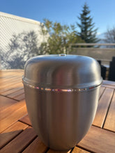 Load image into Gallery viewer, urne funeraire Paris en métal
