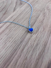 Load image into Gallery viewer, Collier Cinéraire Cœur Cristal Bleu - photo 3
