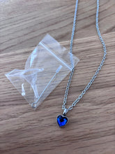Load image into Gallery viewer, Collier Cinéraire Cœur Cristal Bleu - photo 4
