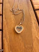 Load image into Gallery viewer, Collier Urne cœur gold - photo 2

