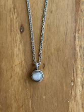 Load image into Gallery viewer, Collier Urne Pendentif blanc - photo 1
