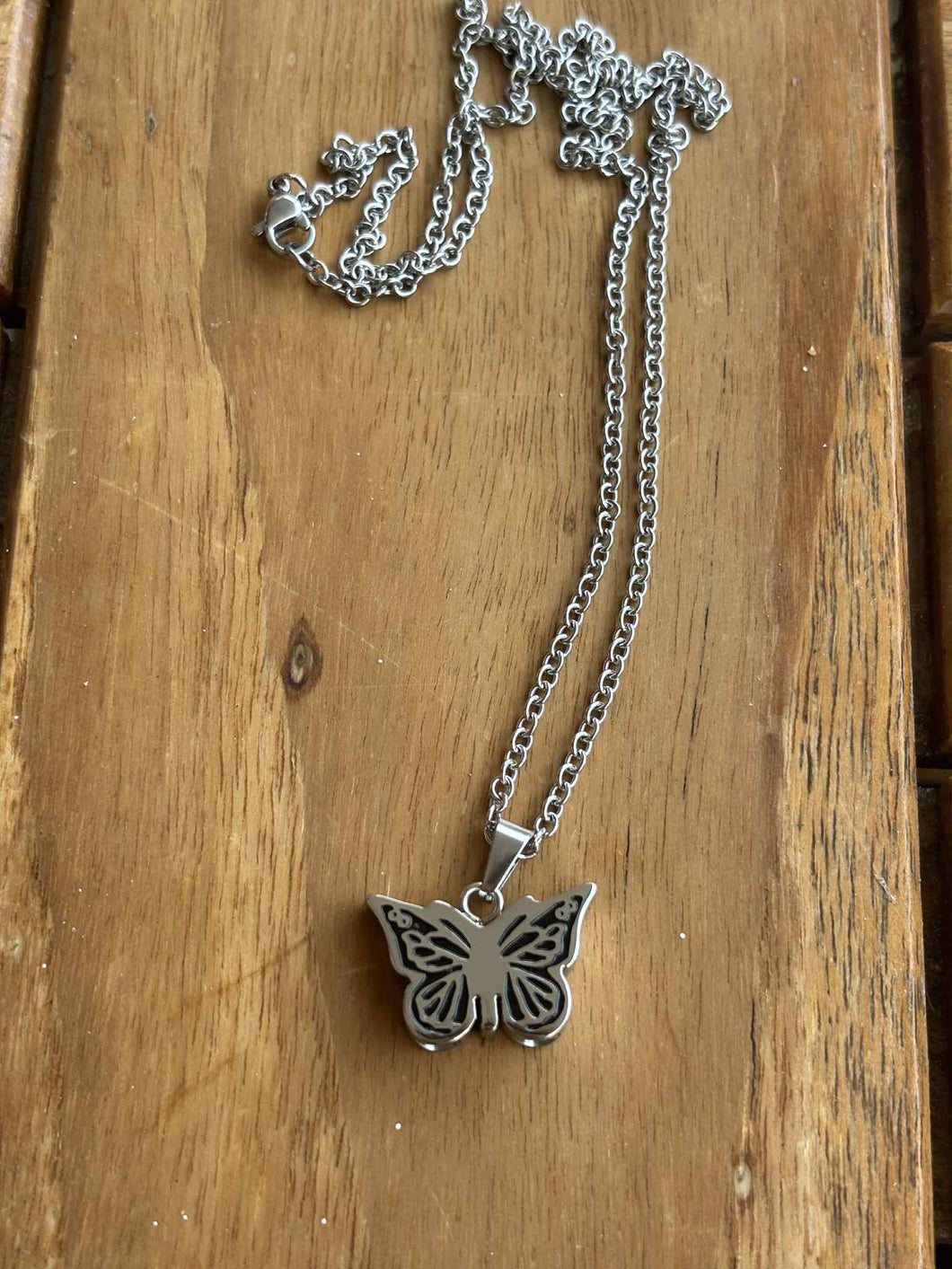 collier funeraire papillon