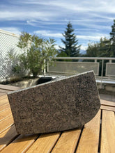 Load image into Gallery viewer, Lanterne funéraire en Granit Gris - photo 3

