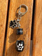 Load image into Gallery viewer, Porte-clés urne Patte de chien - photo 3
