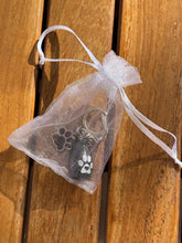 Load image into Gallery viewer, Porte-clés urne Patte de chien - photo 5

