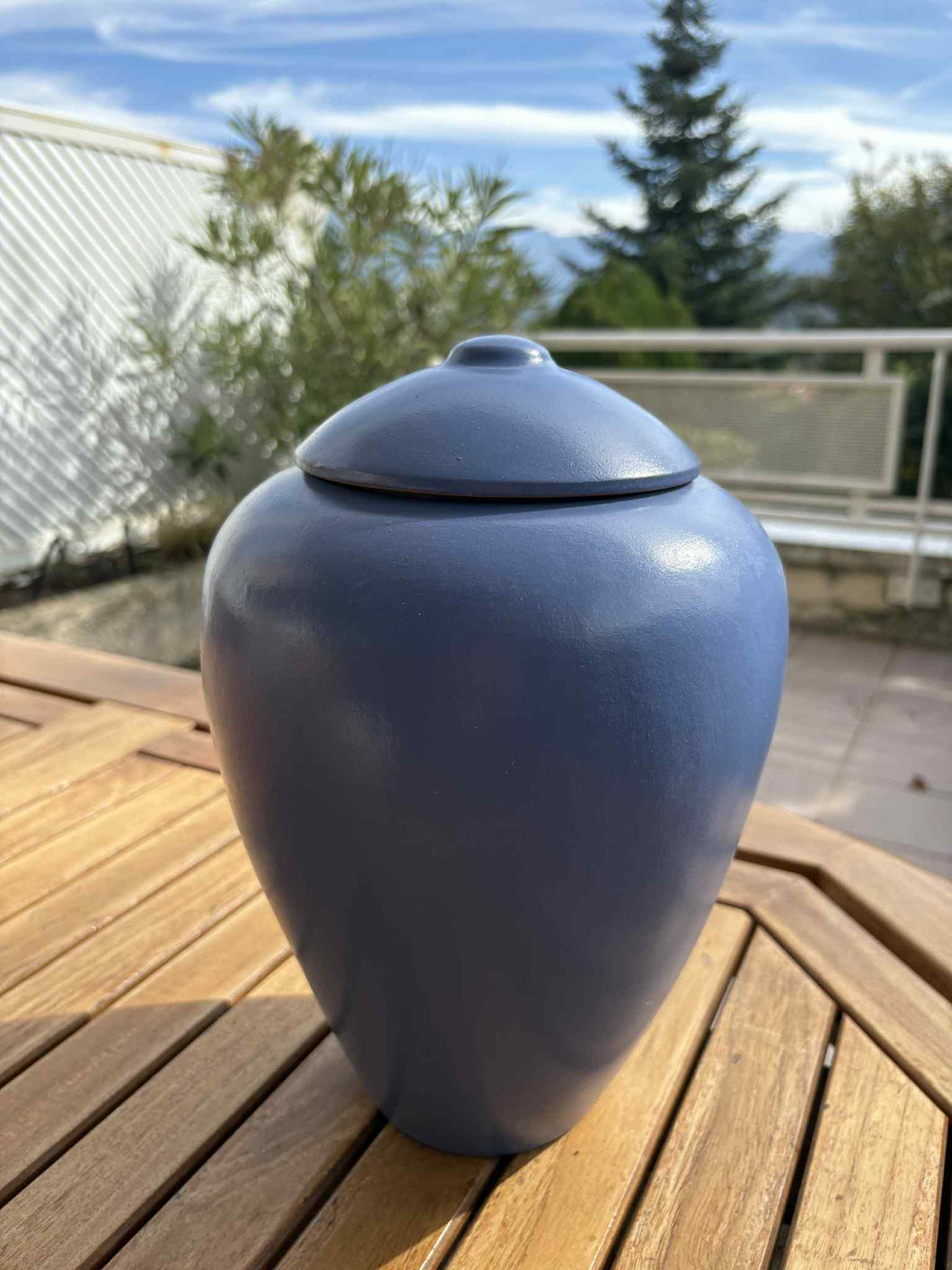 urne bleue celes avec vue montagne