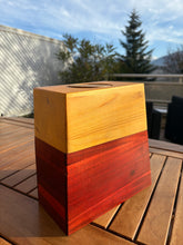 Load image into Gallery viewer, urne bois flower avec vue montagne
