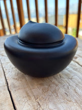 Load image into Gallery viewer, Urne Chat céramique noire - photo 3

