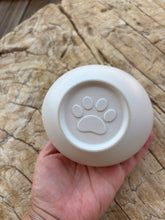 Load image into Gallery viewer, urne chat ceramique blanche vue du dessous patte de chat

