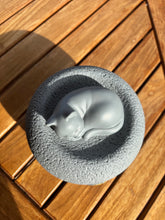 Load image into Gallery viewer, urne chat ceramique grise vue du dessus

