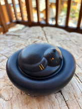 Load image into Gallery viewer, urne funeraire chat ceramique noire
