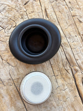 Load image into Gallery viewer, urne chat ceramique noire ouverte
