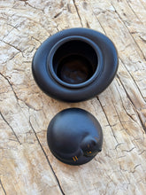 Load image into Gallery viewer, jolie urne chat ceramique noire ouverte
